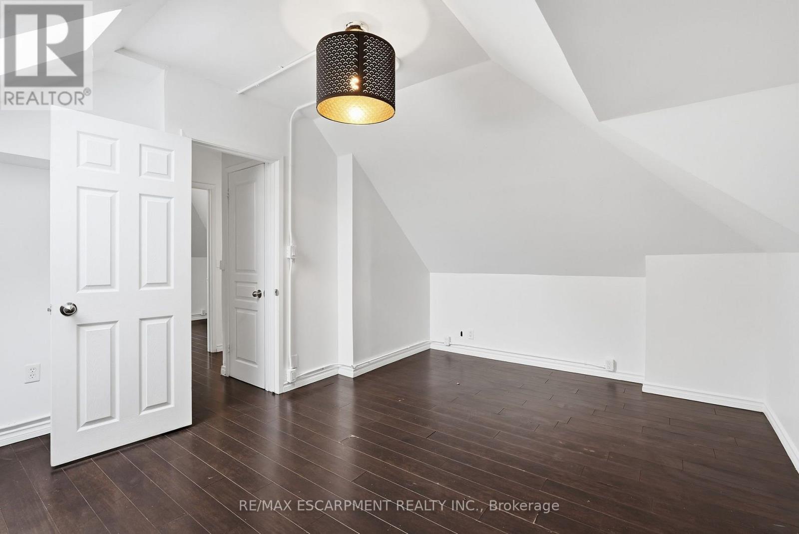 63 MELROSE AVENUE S - 28