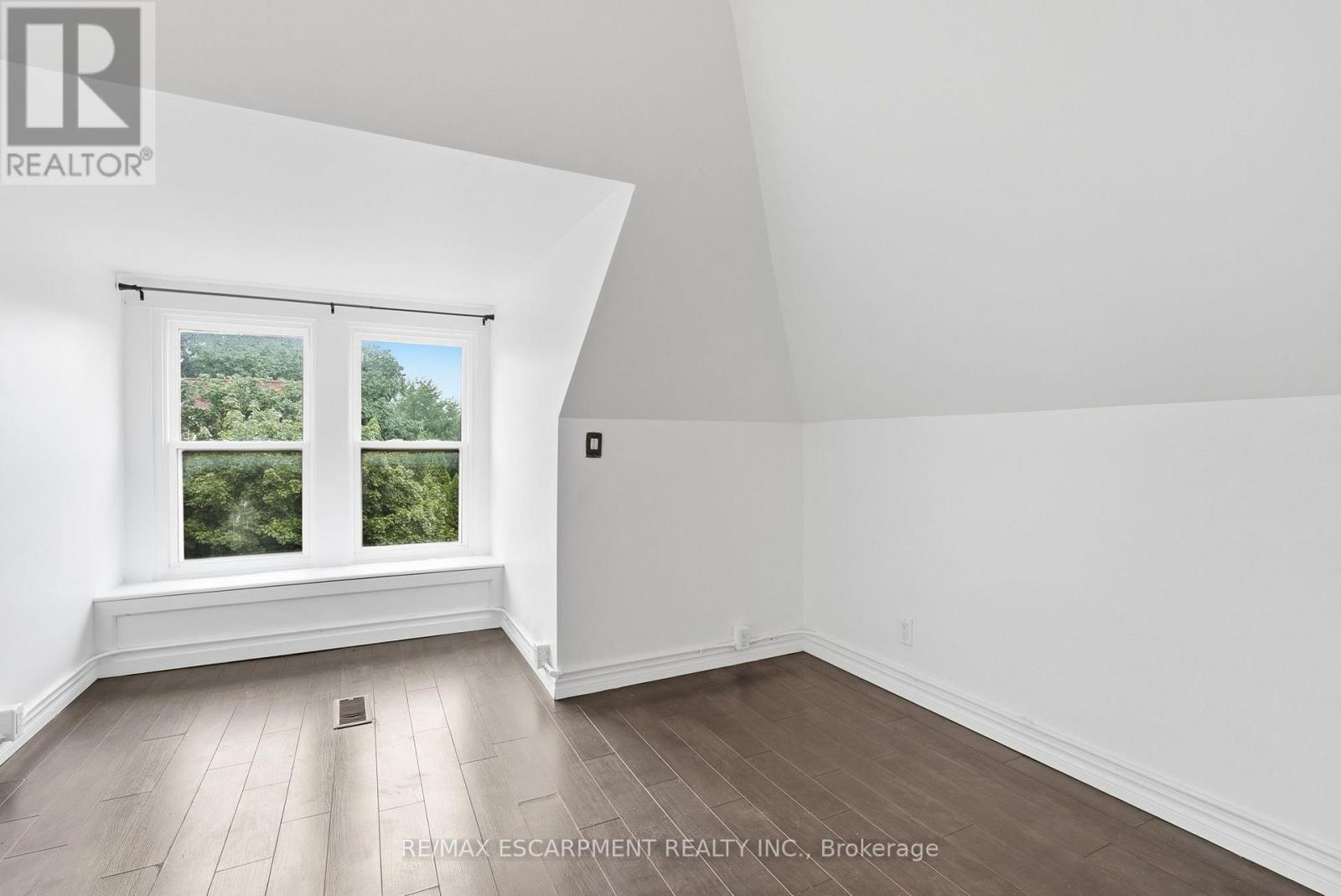 63 MELROSE AVENUE S - 32