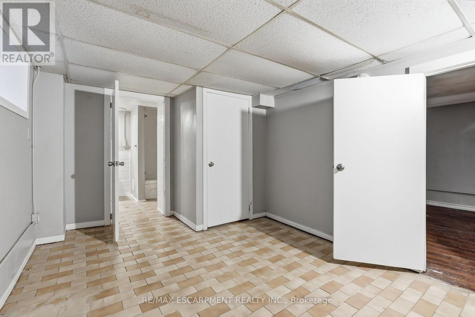 63 MELROSE AVENUE S - Image 35
