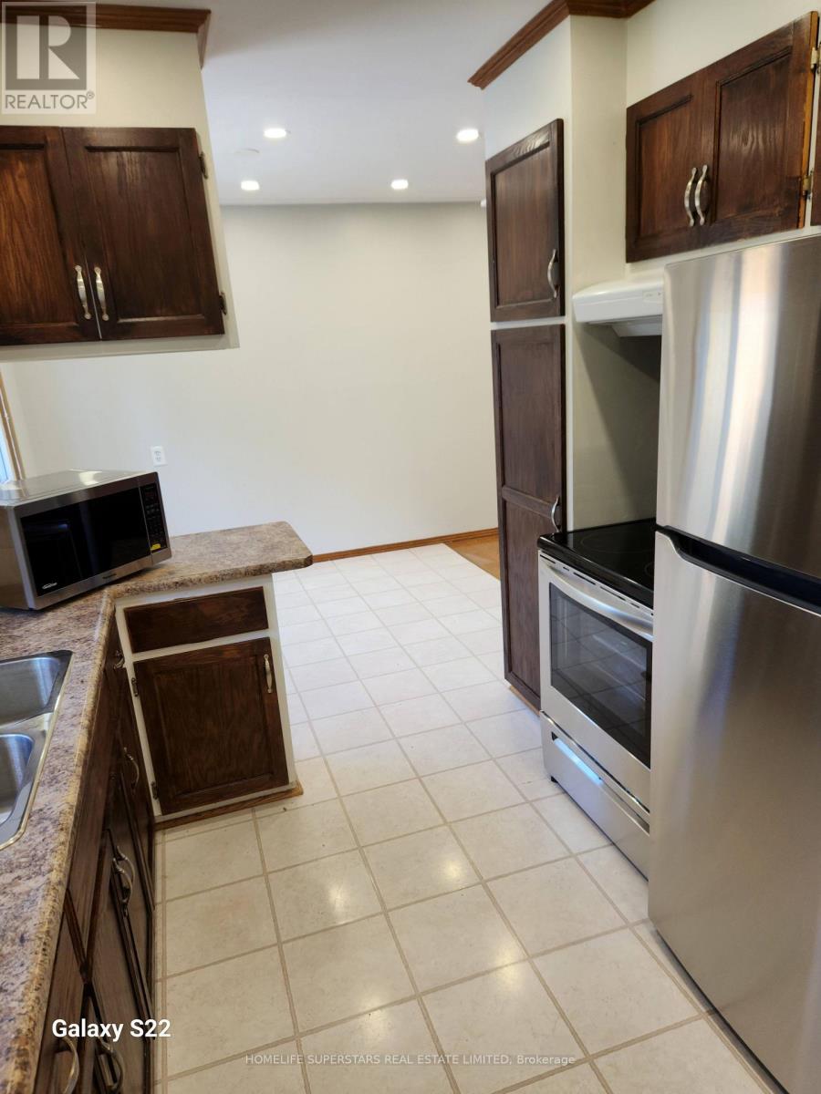 UPPER UNIT - 139 MACGREGOR CRESCENT — photo 2