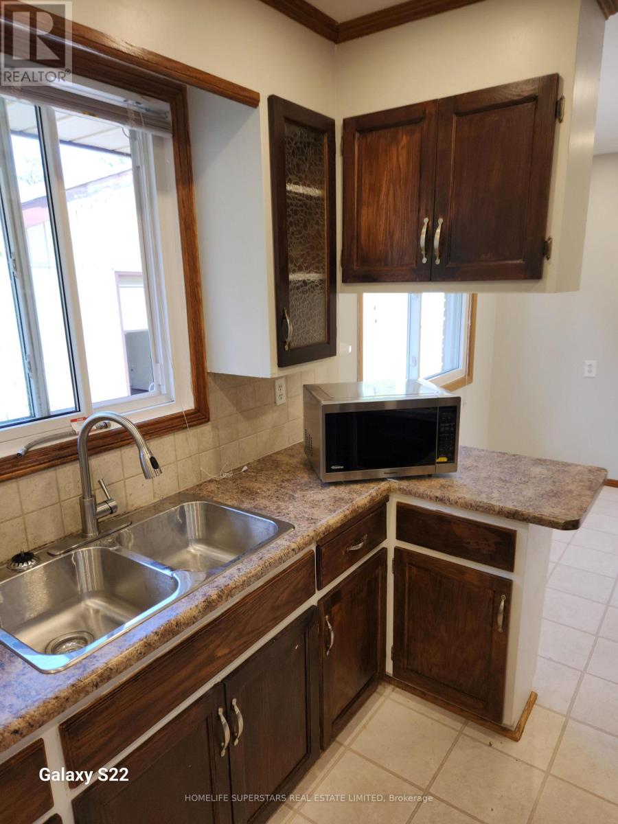 UPPER UNIT - 139 MACGREGOR CRESCENT — photo 3