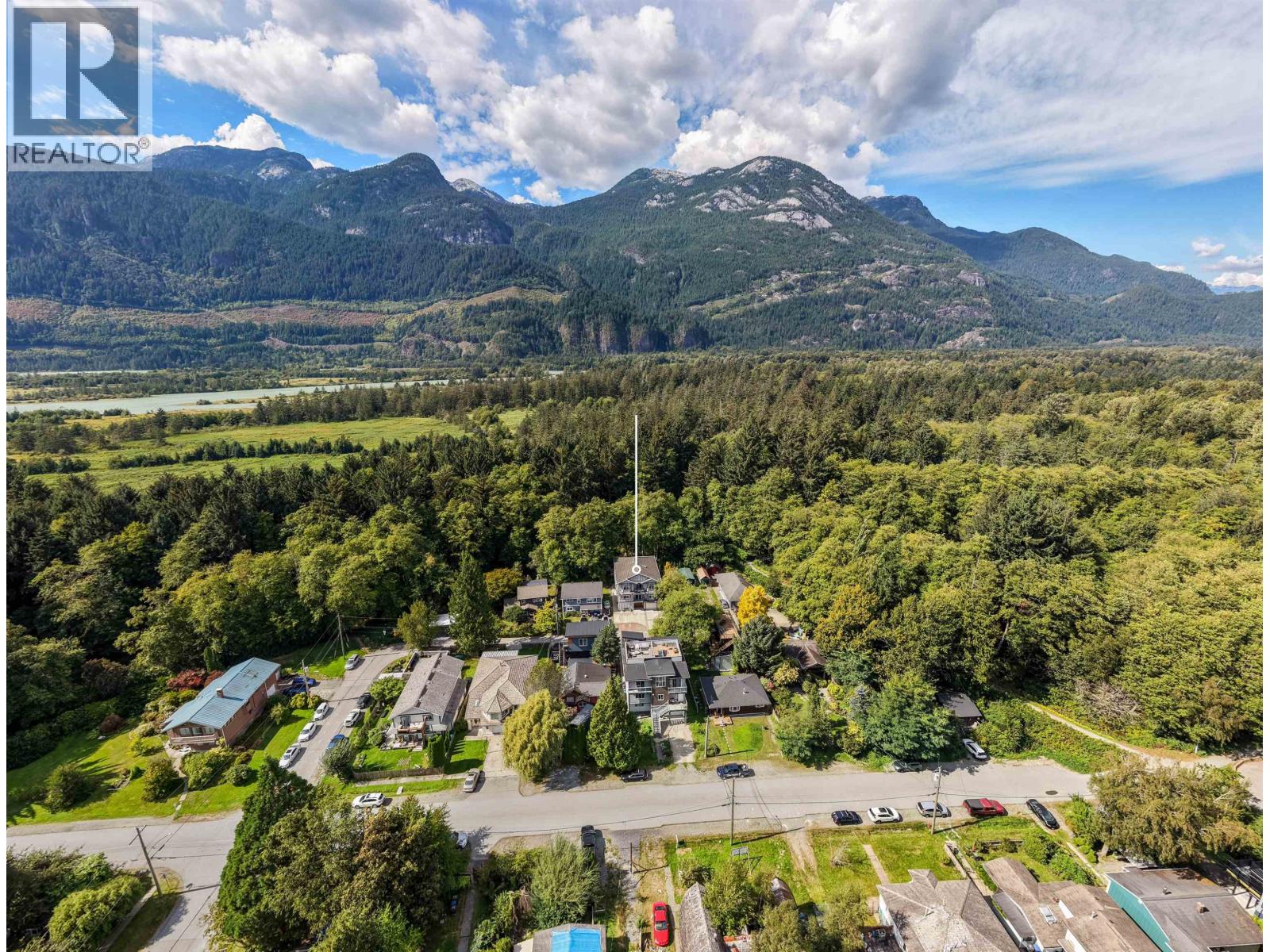 38030 SEVENTH AVENUE, Squamish — photo 3