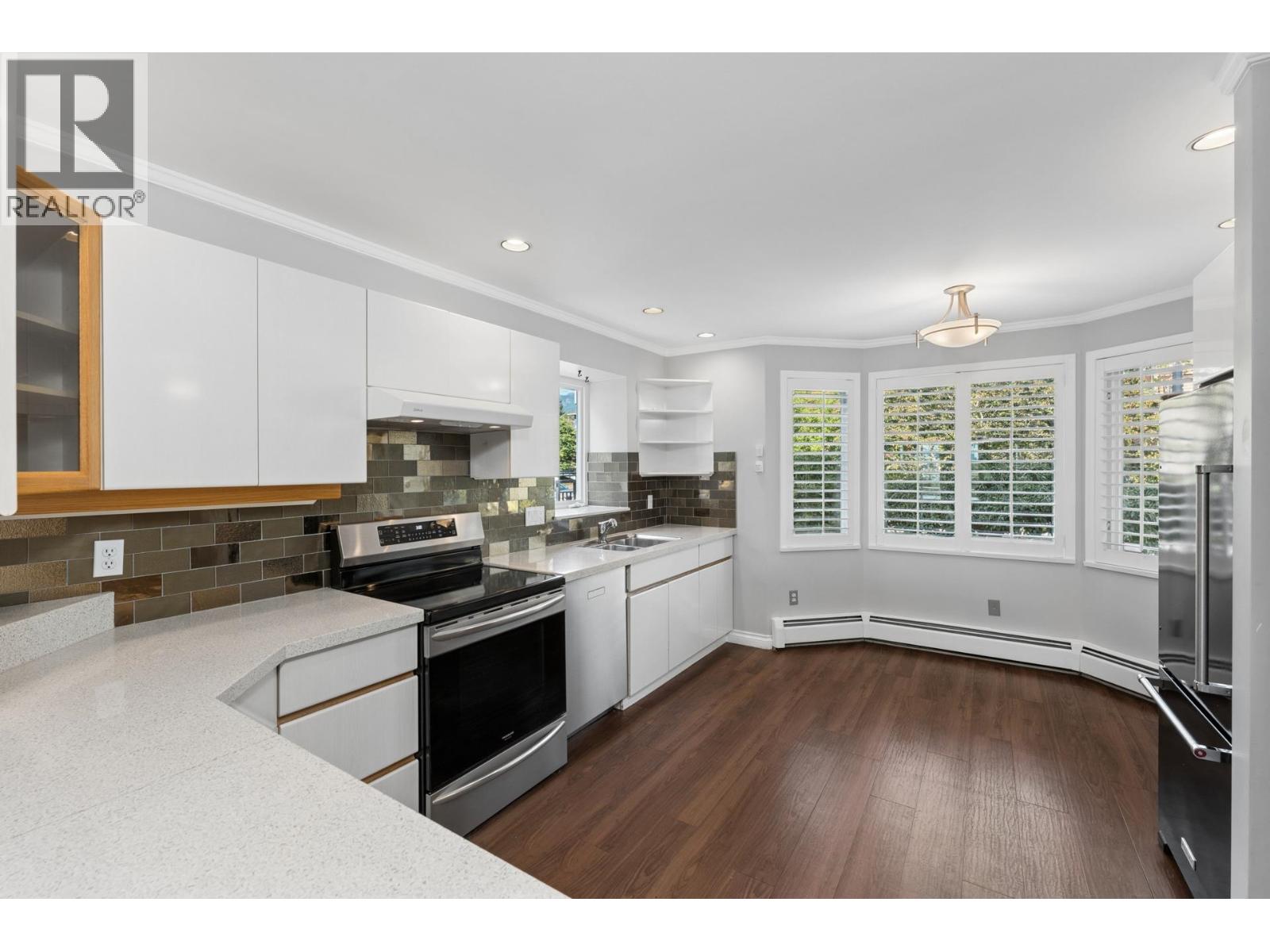 2 221 W 6TH STREET, North Vancouver