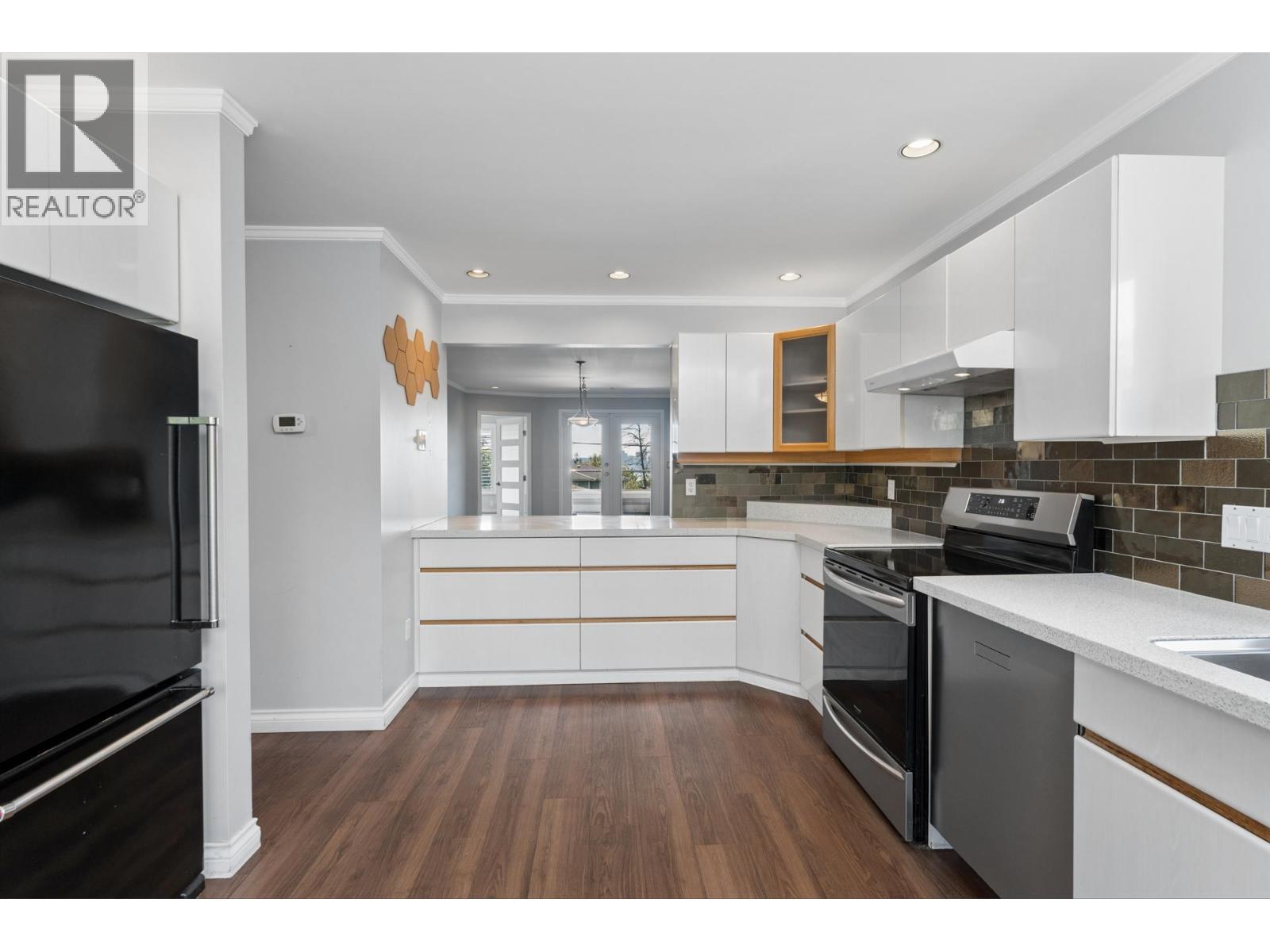 2 221 W 6TH STREET, North Vancouver
