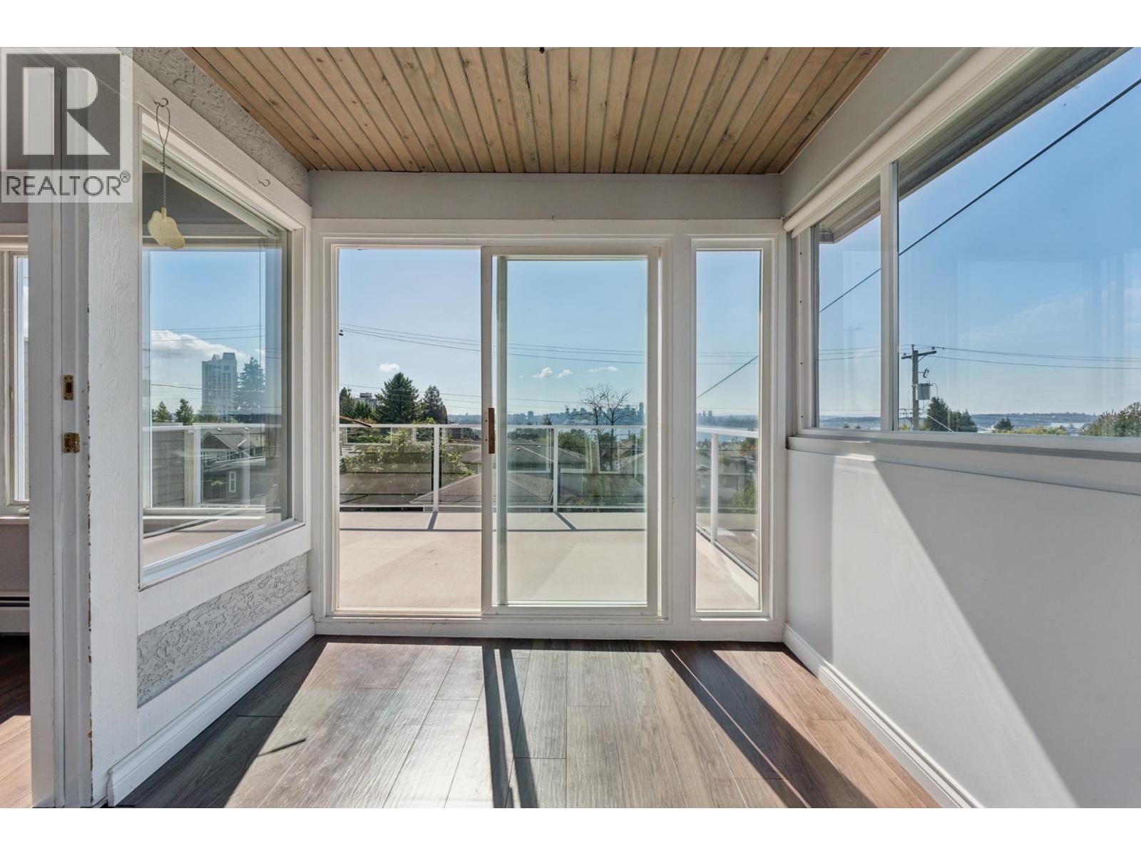 2 221 W 6TH STREET, North Vancouver