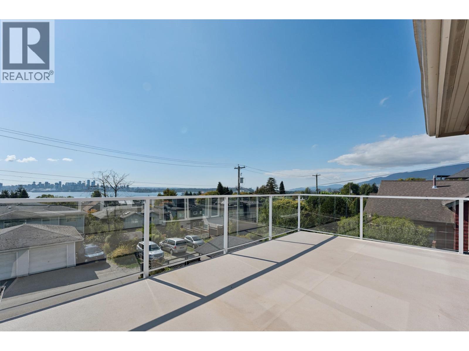 2 221 W 6TH STREET, North Vancouver