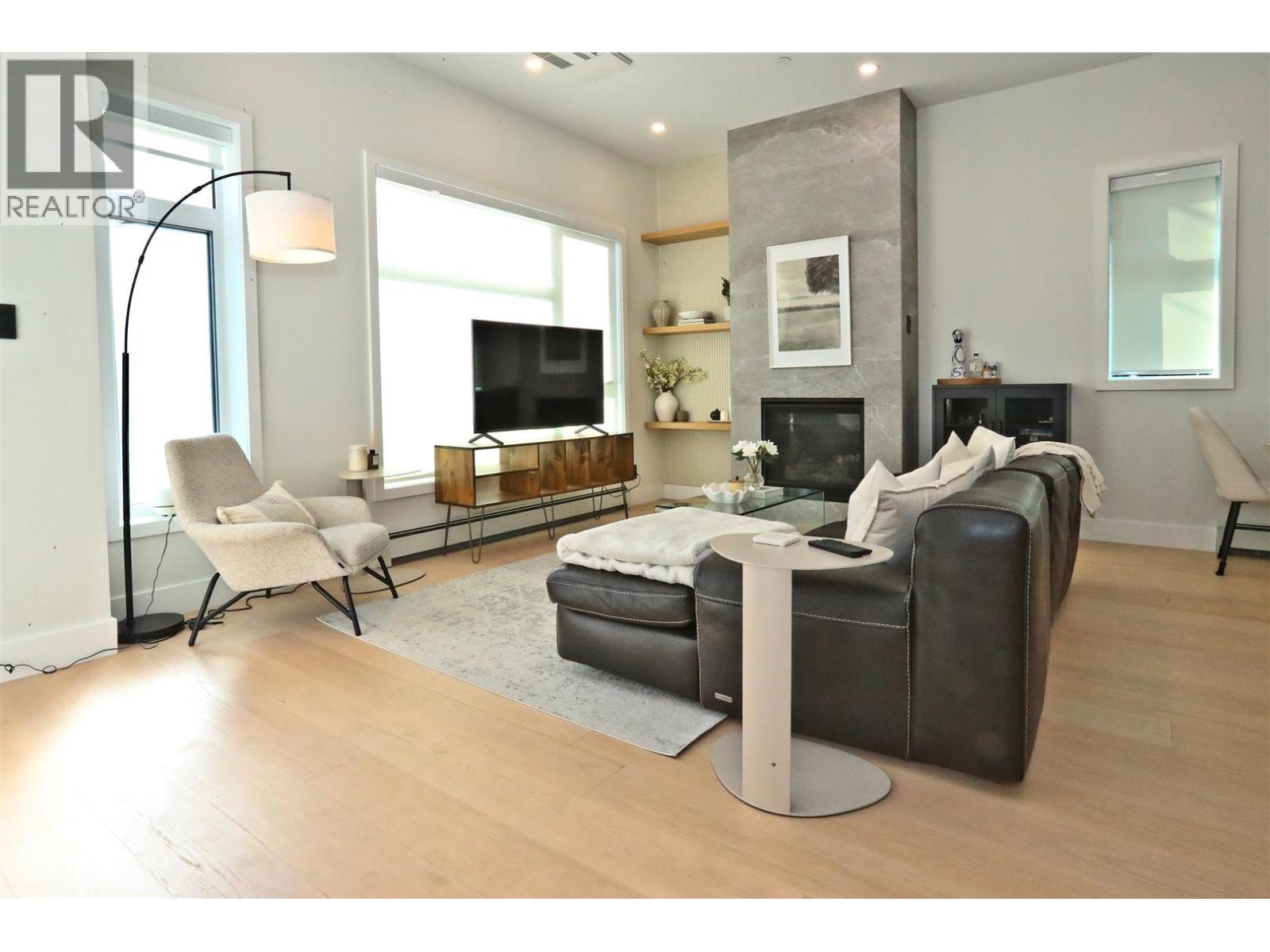 4015 VICTORIA DRIVE, Vancouver — photo 2