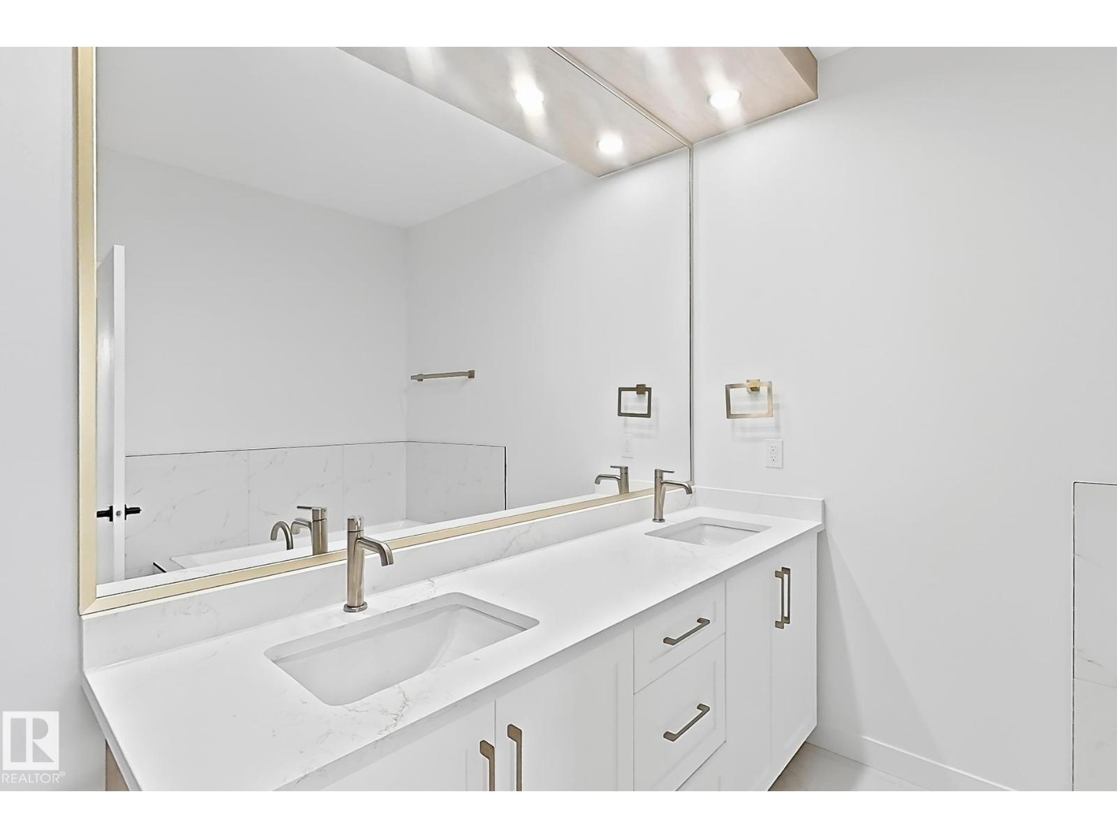 5411 64 ST - 38