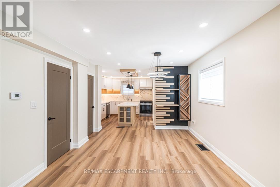 250 ROSSLYN AVENUE N - 11