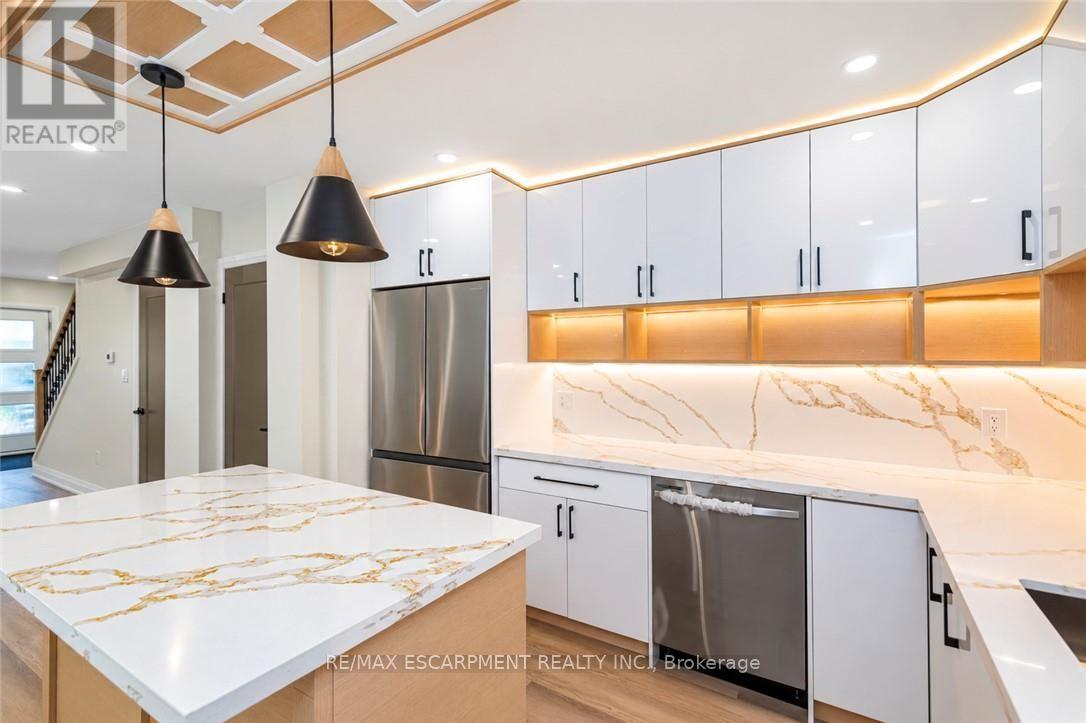 250 ROSSLYN AVENUE N - 12