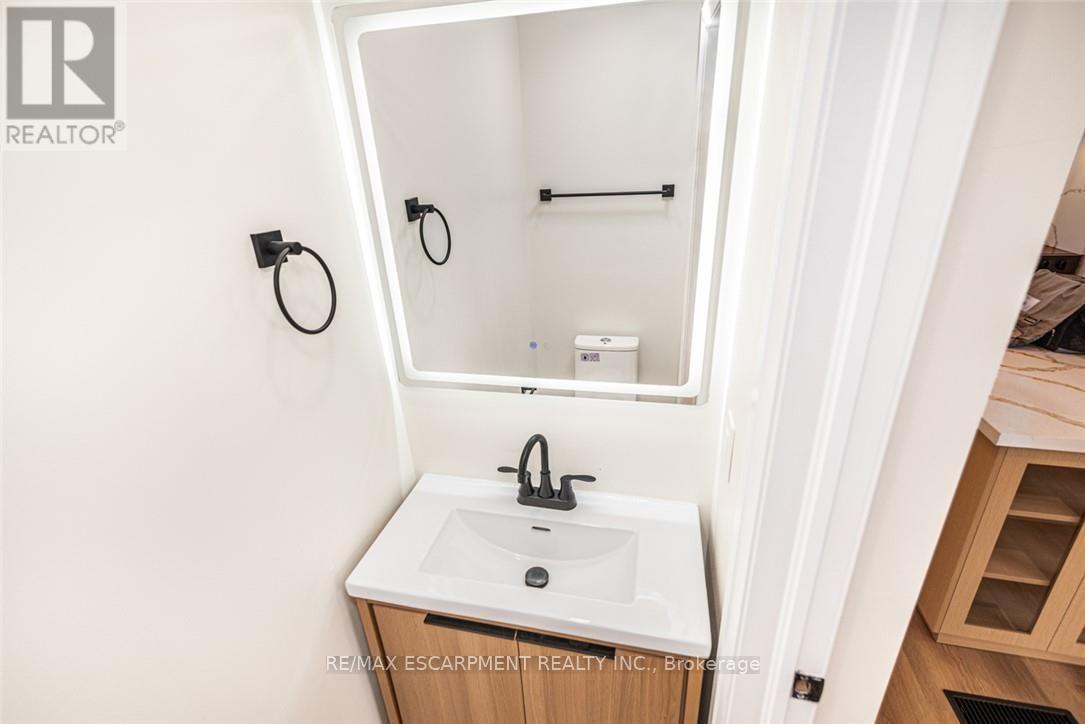 250 ROSSLYN AVENUE N - 17