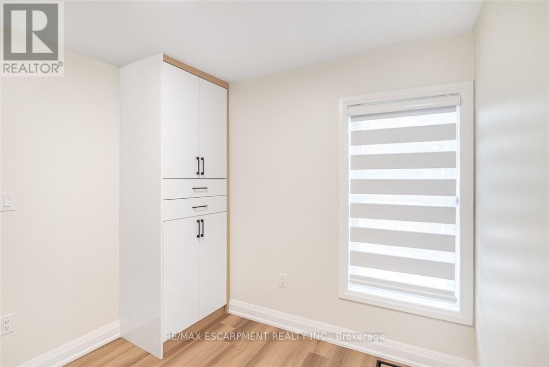 250 ROSSLYN AVENUE N - 20