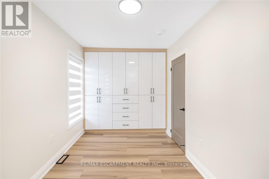 250 ROSSLYN AVENUE N - 22