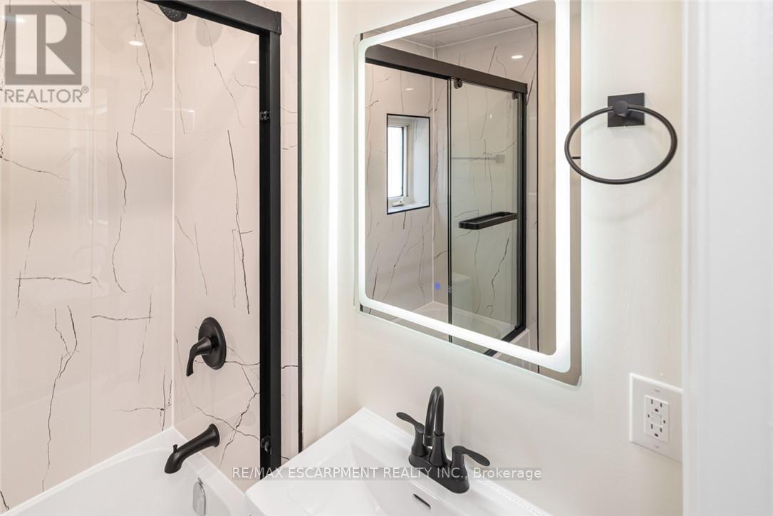 250 ROSSLYN AVENUE N - 26