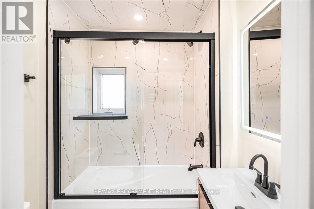 250 ROSSLYN AVENUE N - 27