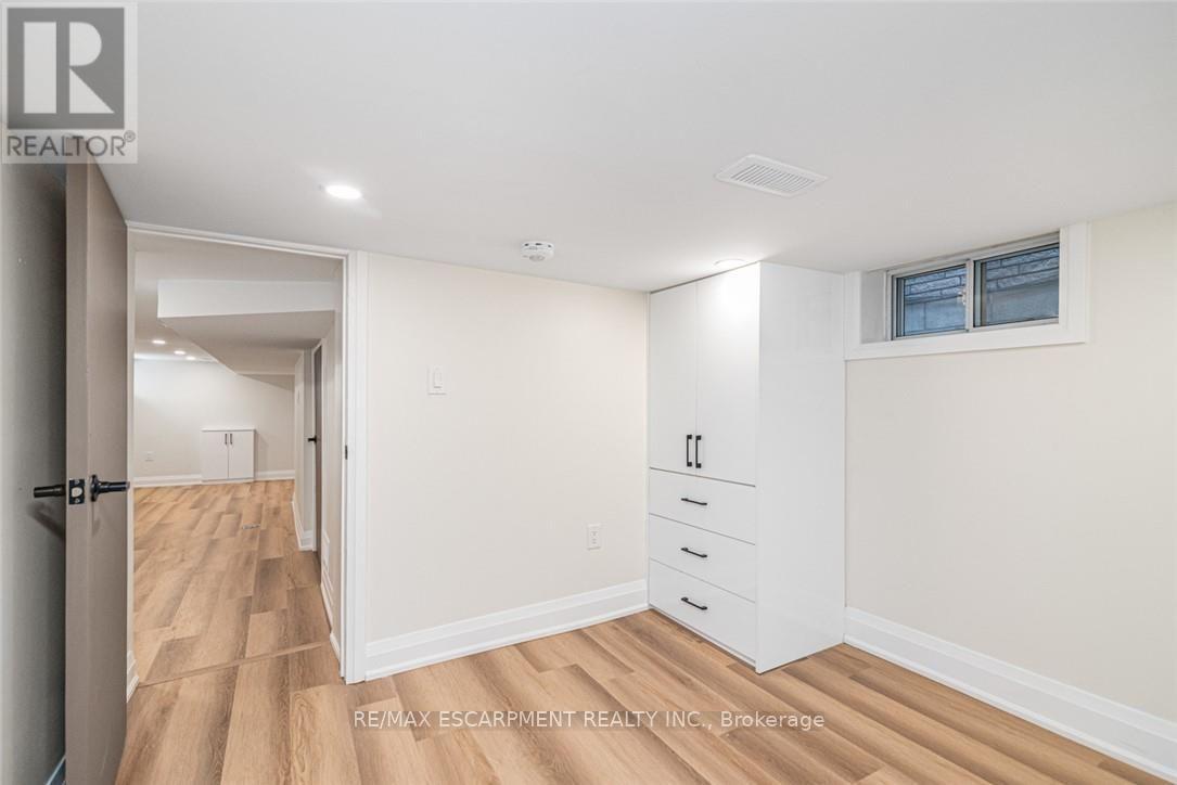 250 ROSSLYN AVENUE N - 32