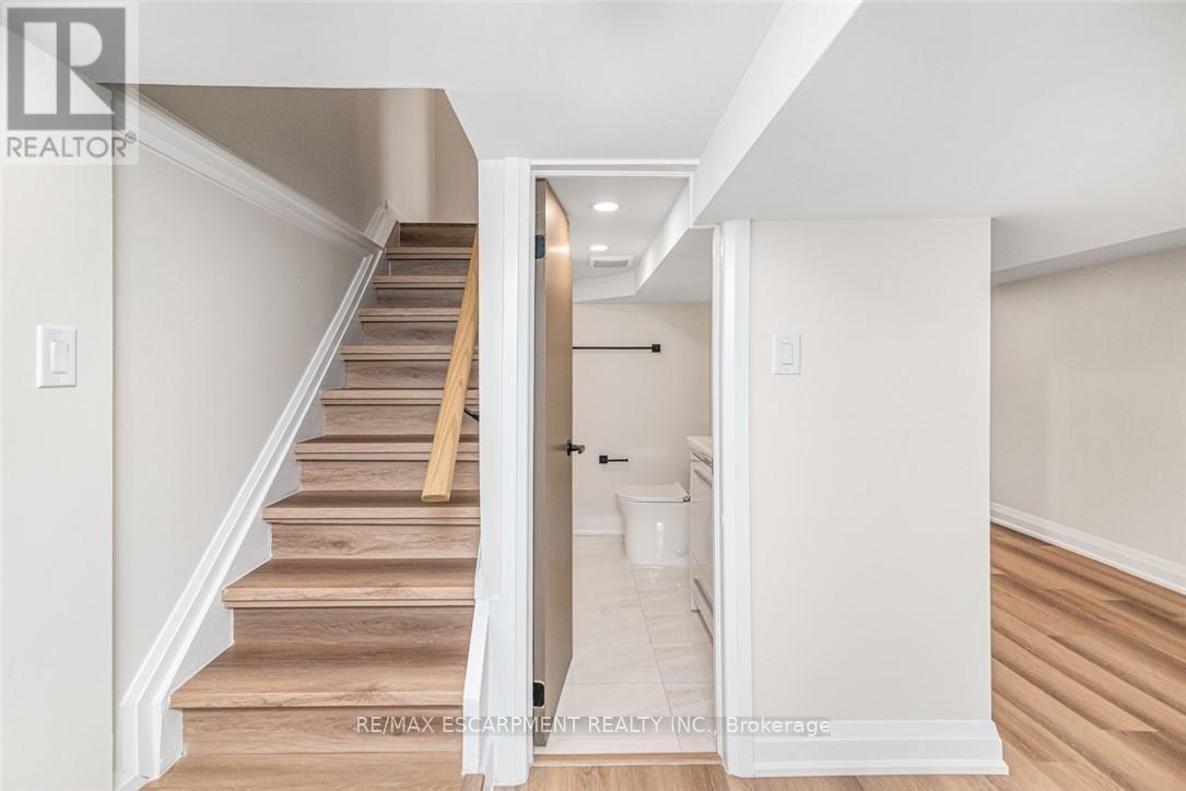 250 ROSSLYN AVENUE N - 34