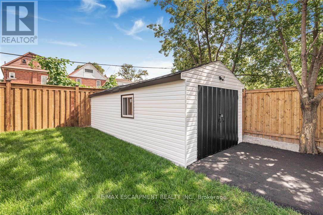 250 ROSSLYN AVENUE N - 38