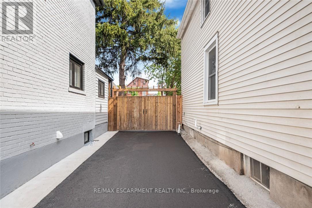 250 ROSSLYN AVENUE N - 6