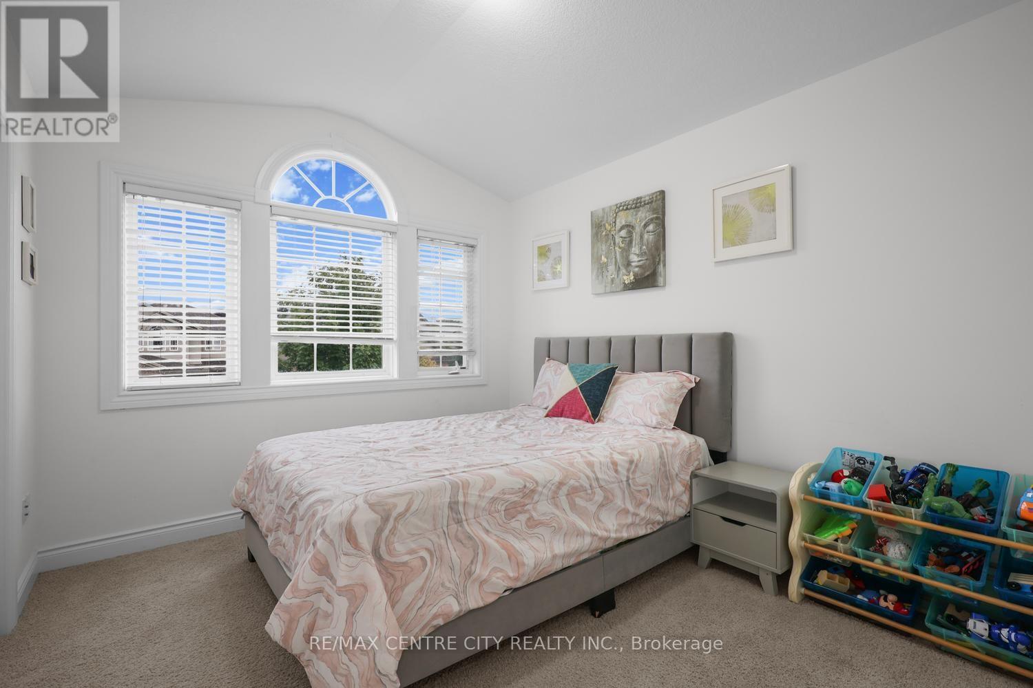 1918 JUBILEE CRESCENT - 20