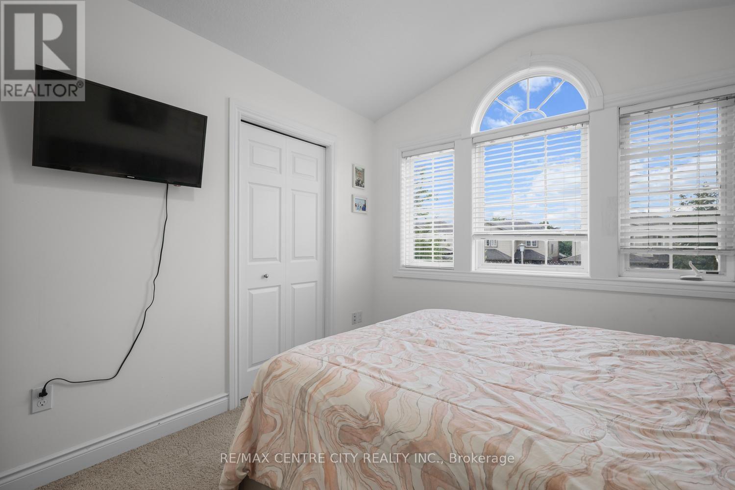 1918 JUBILEE CRESCENT - 21
