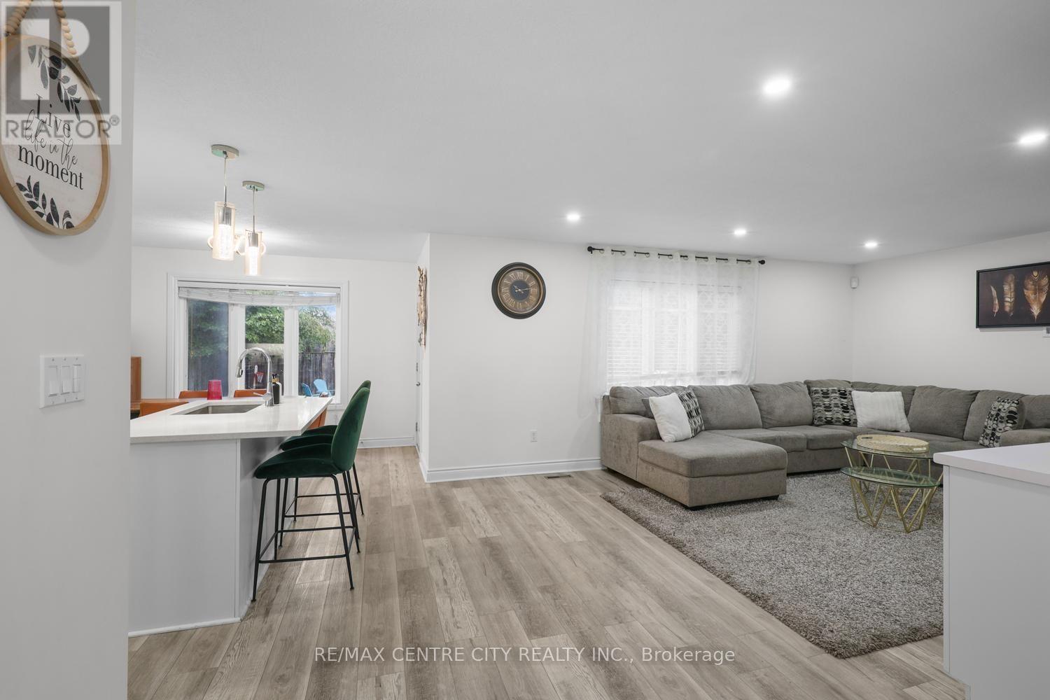 1918 JUBILEE CRESCENT - 6