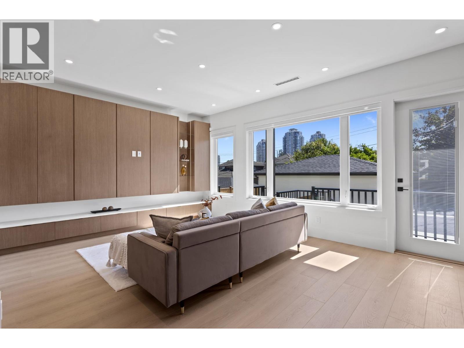 1 6992 BURFORD STREET, Burnaby — photo 3