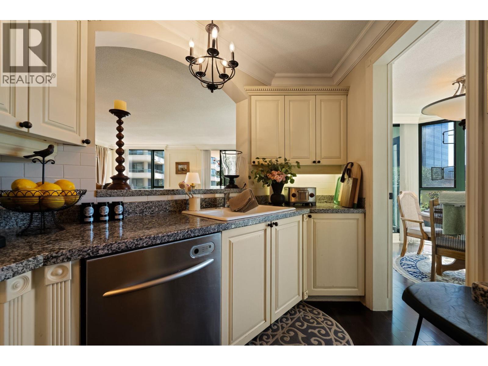 4B 328 TAYLOR WAY, West Vancouver