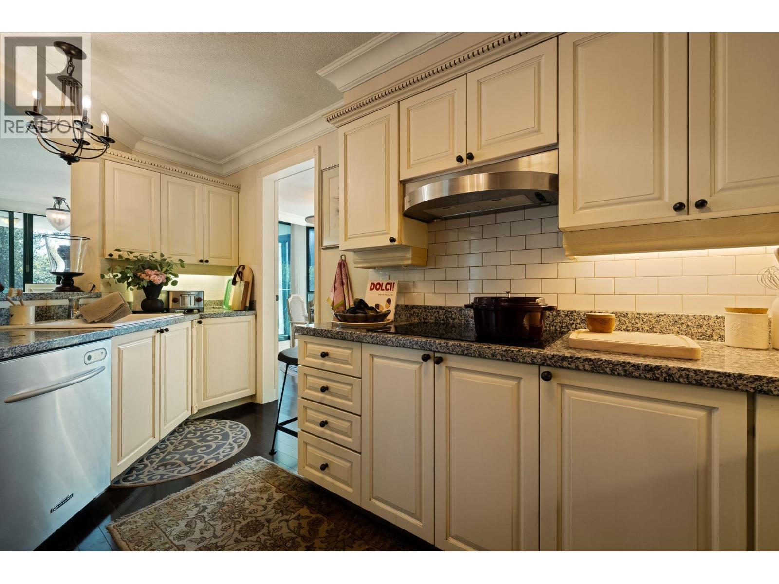 4B 328 TAYLOR WAY, West Vancouver