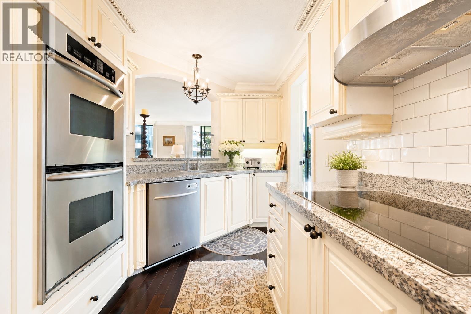 4B 328 TAYLOR WAY, West Vancouver