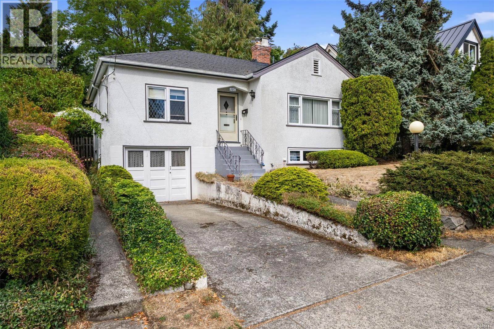 1258 Rockland Avenue, Victoria