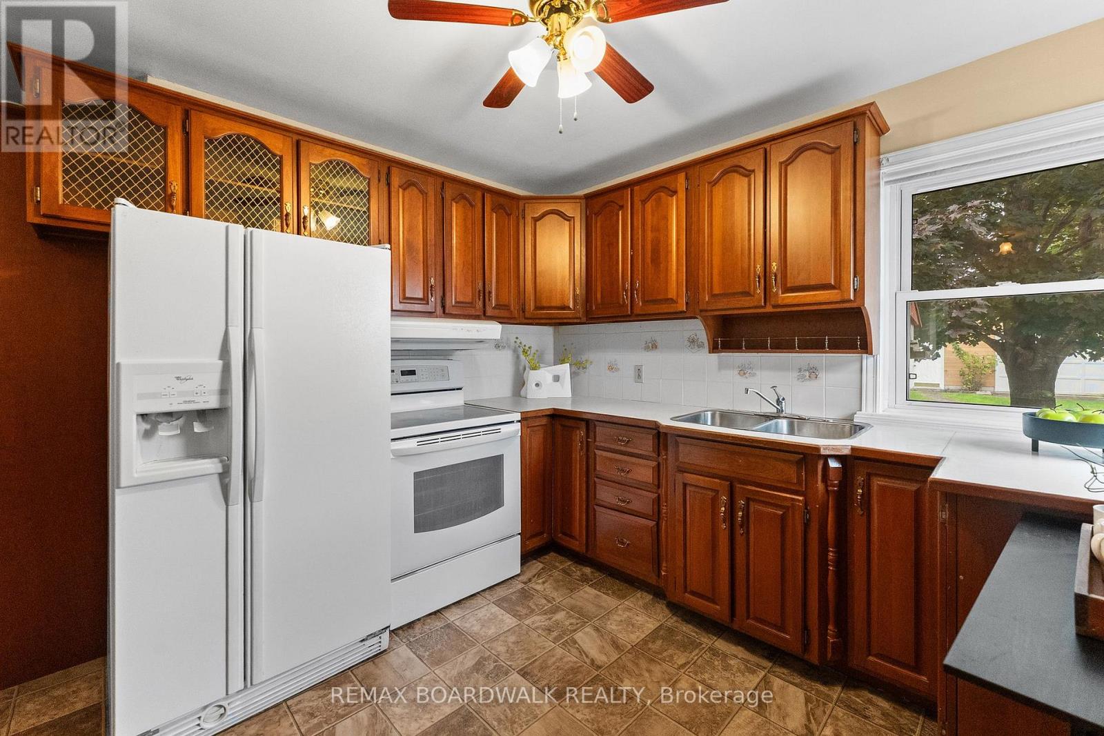208 OXFORD STREET E - 12