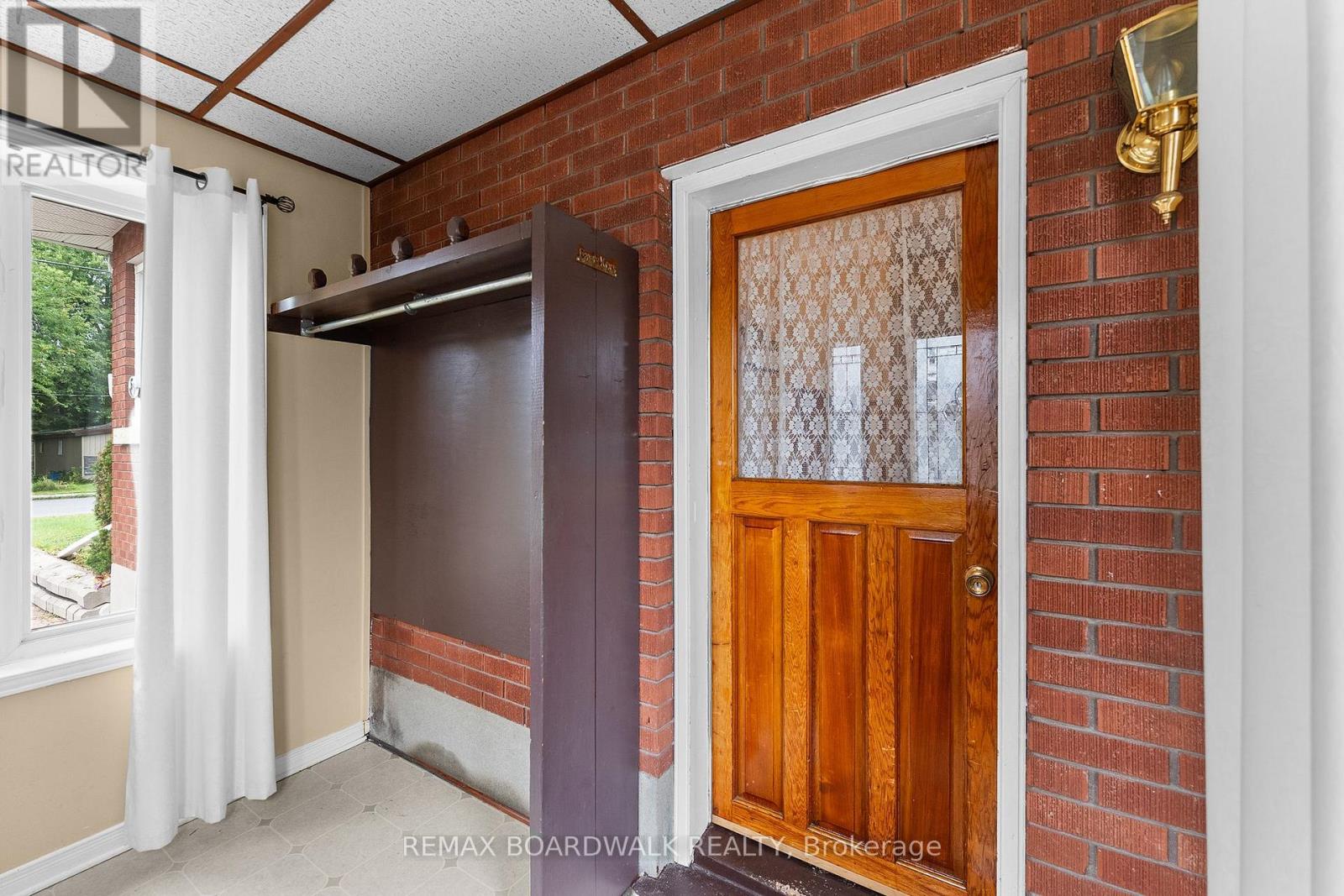 208 OXFORD STREET E - Image 22