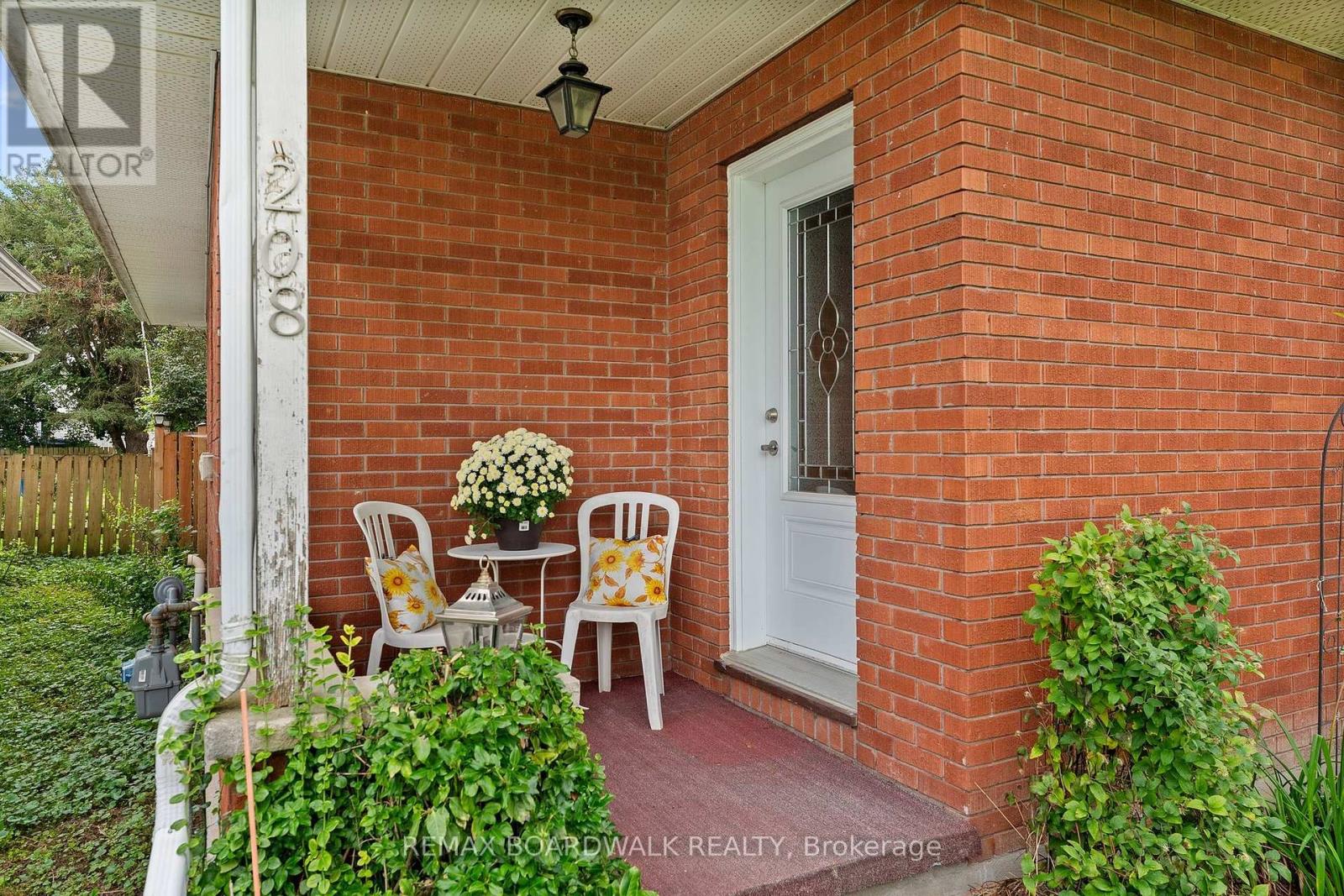 208 OXFORD STREET E - 24