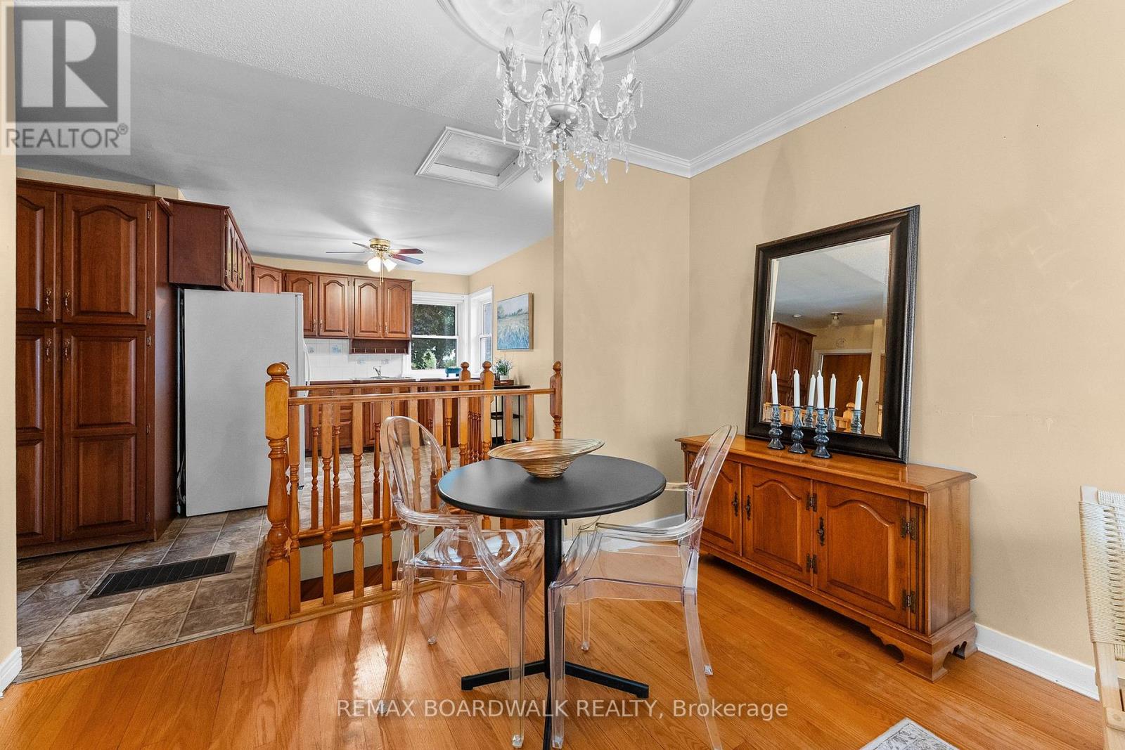208 OXFORD STREET E - 5