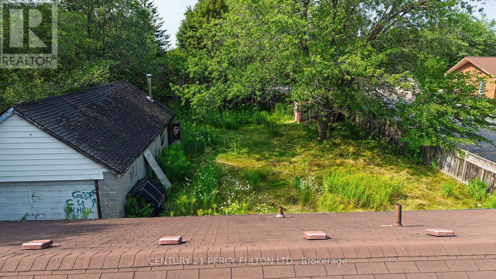 1910 ROSSLAND ROAD E - 24
