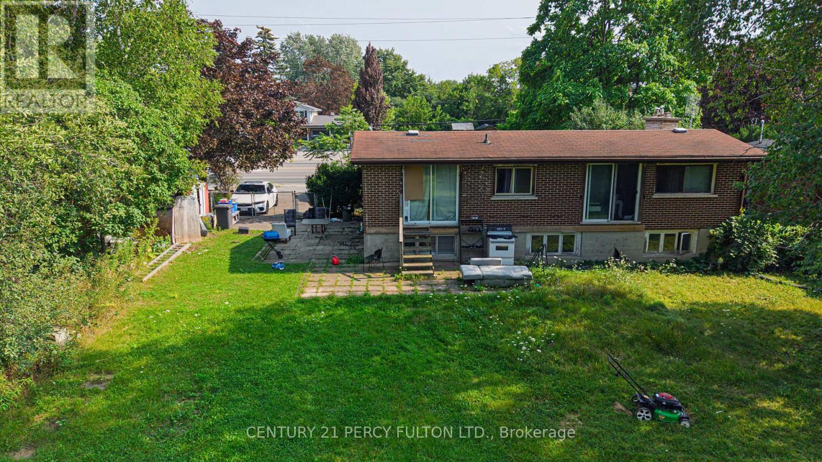 1906 ROSSLAND ROAD E - 23