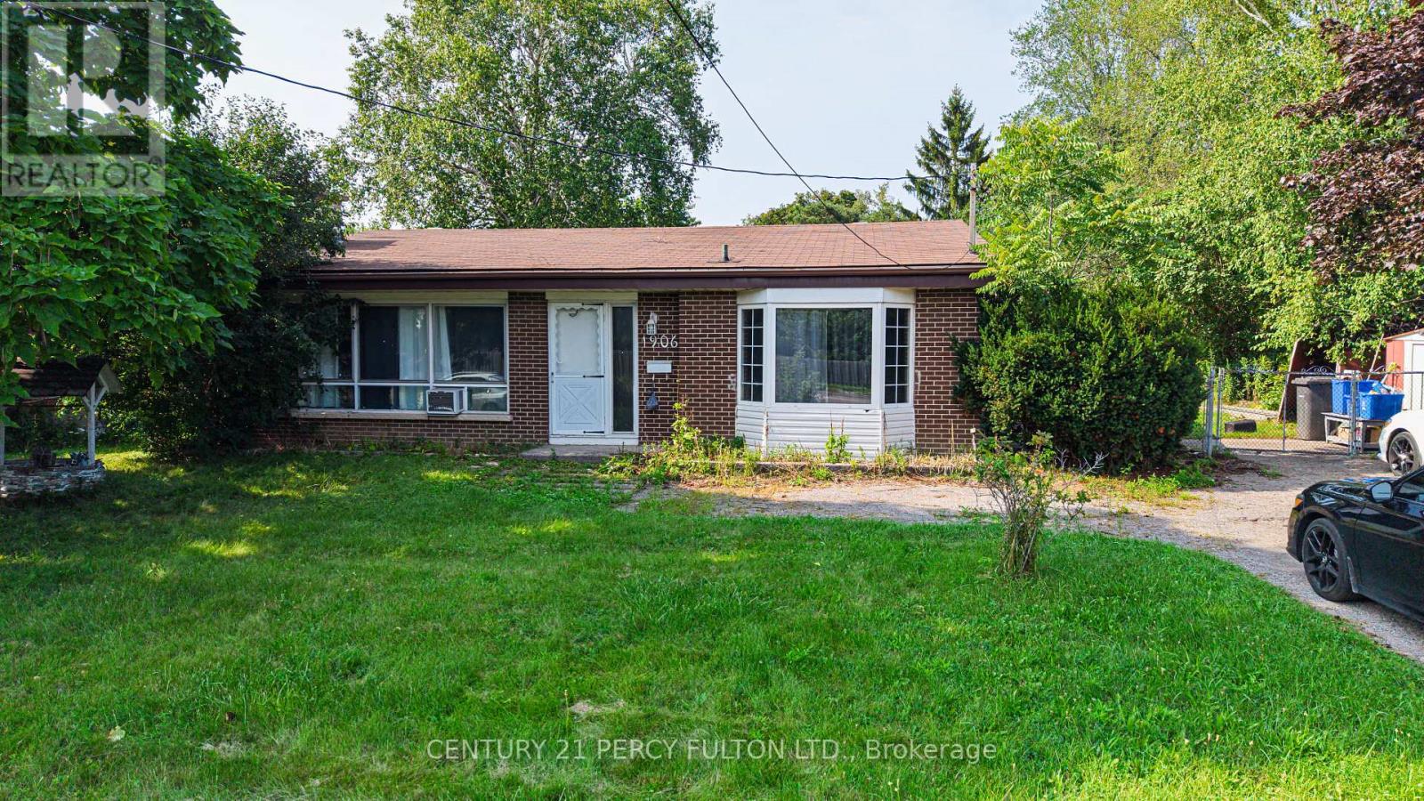 1906 ROSSLAND ROAD E - 31