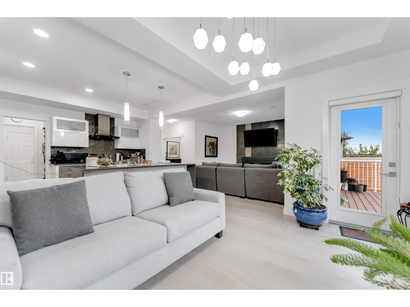 718 CHARLESWORTH WY SW - 16