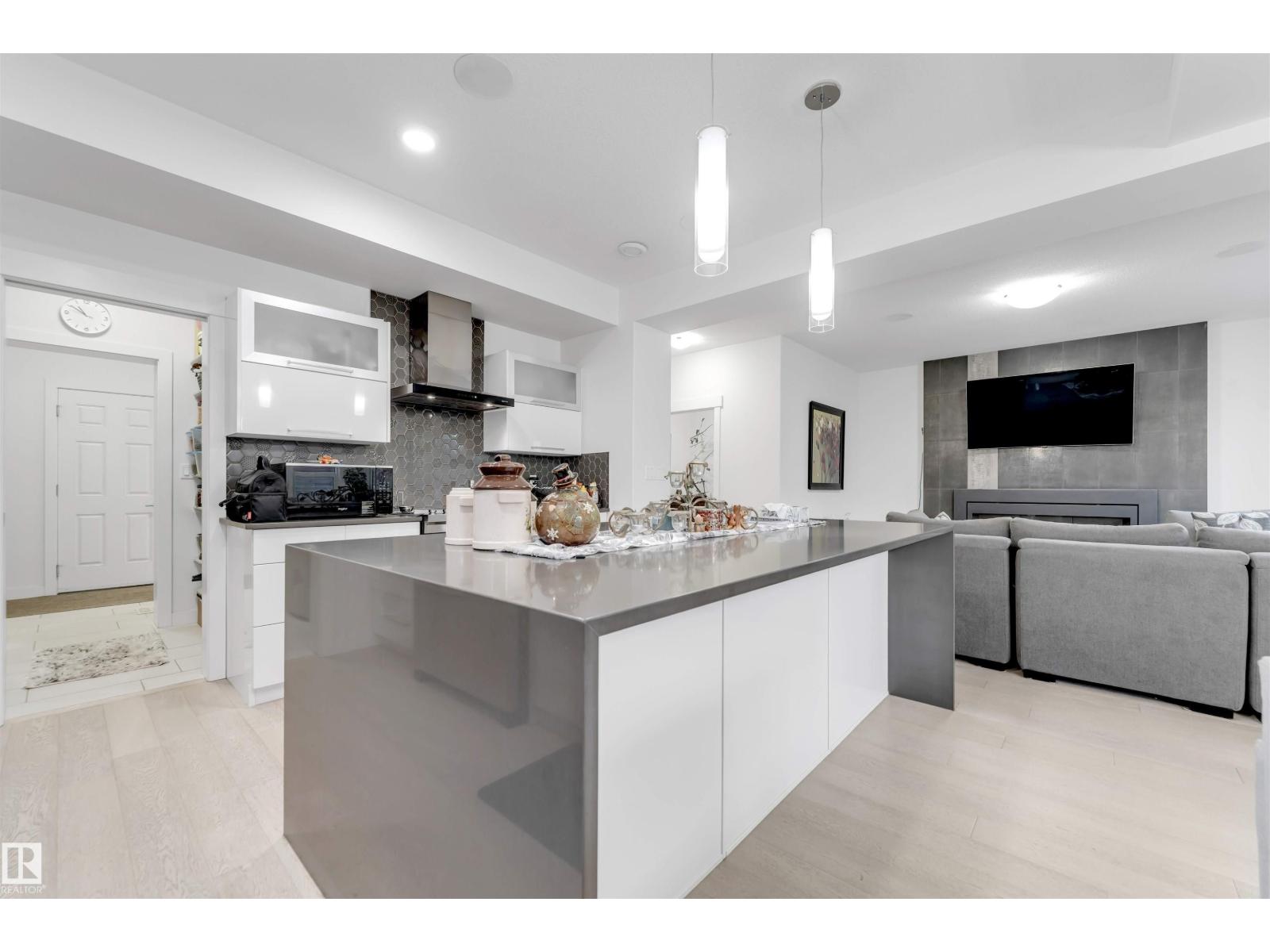 718 CHARLESWORTH WY SW - 15