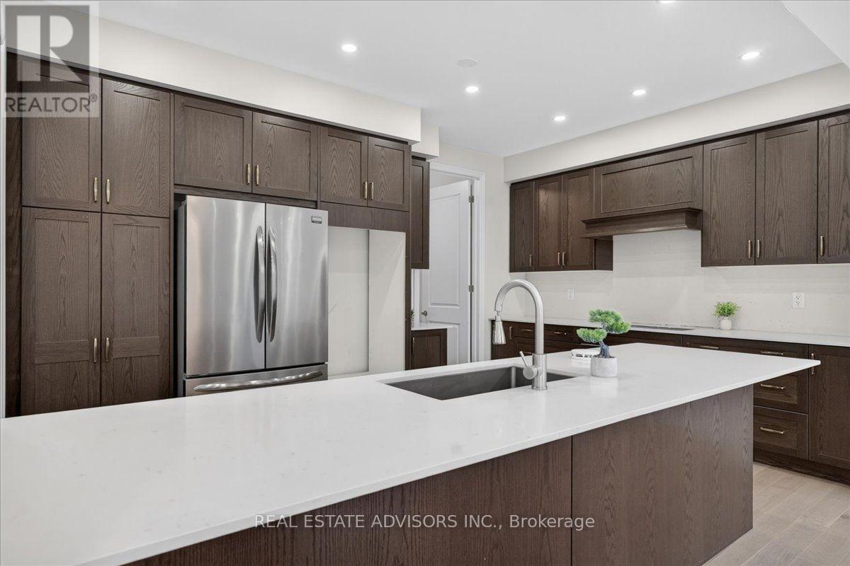 574 QUEEN MARY DRIVE - 21