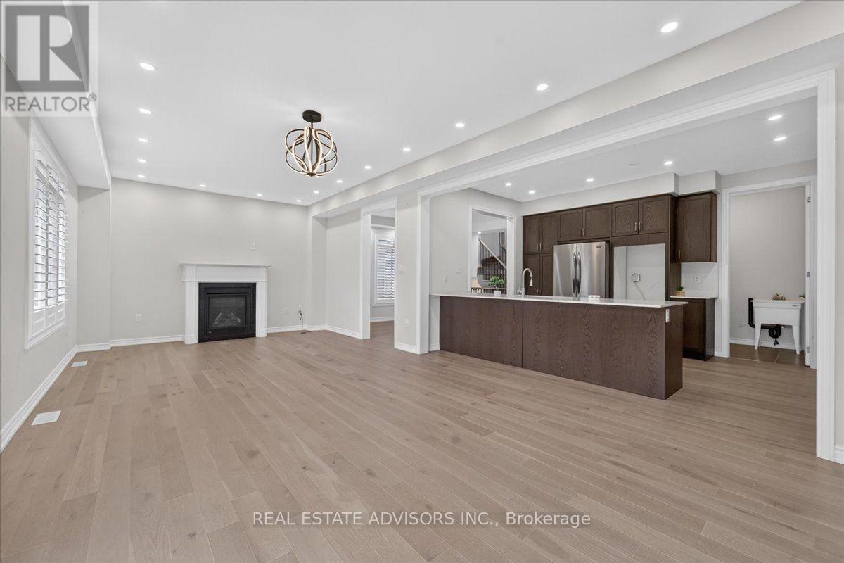574 QUEEN MARY DRIVE - 25