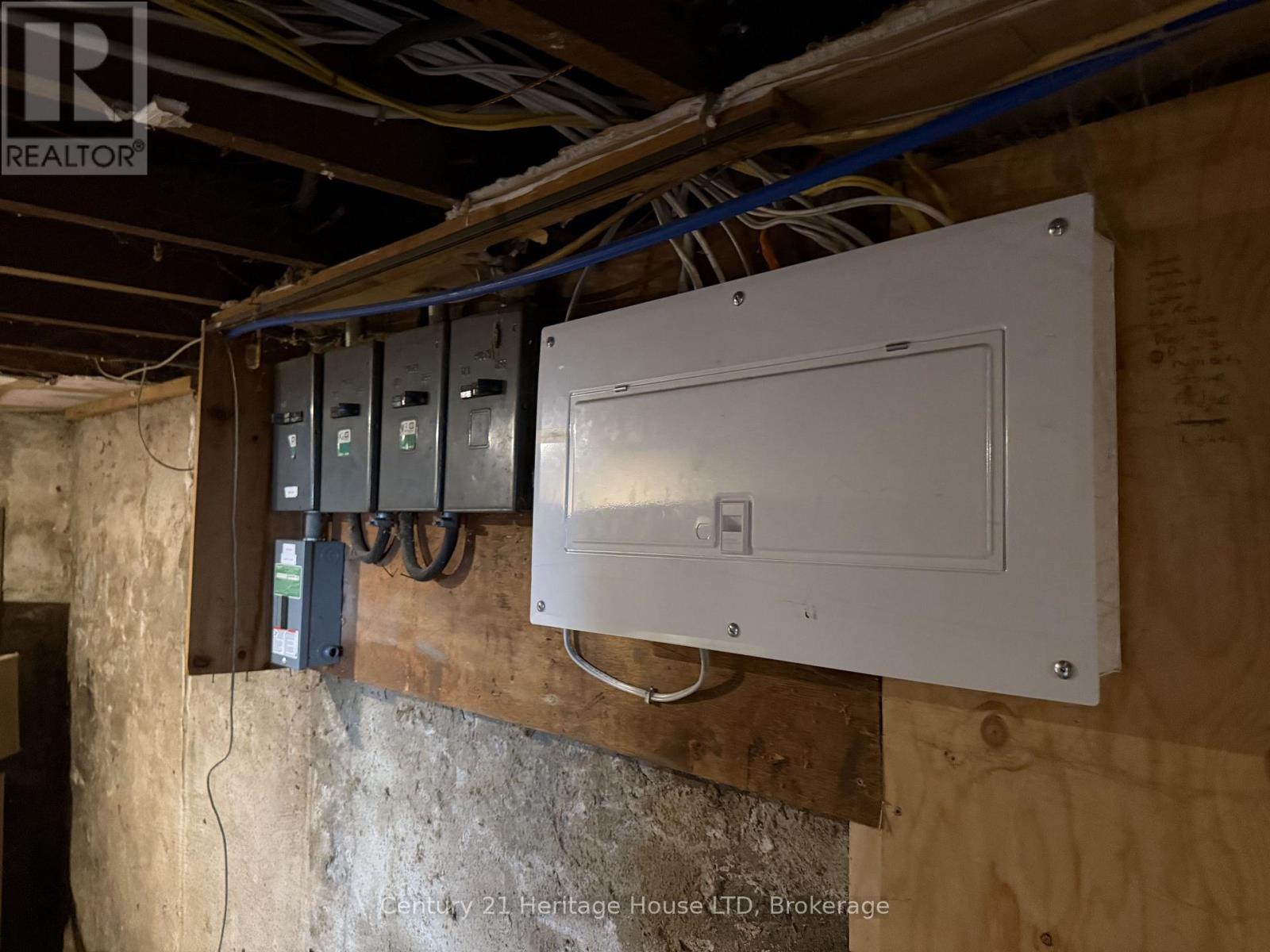 31 PINE STREET N - Image 13