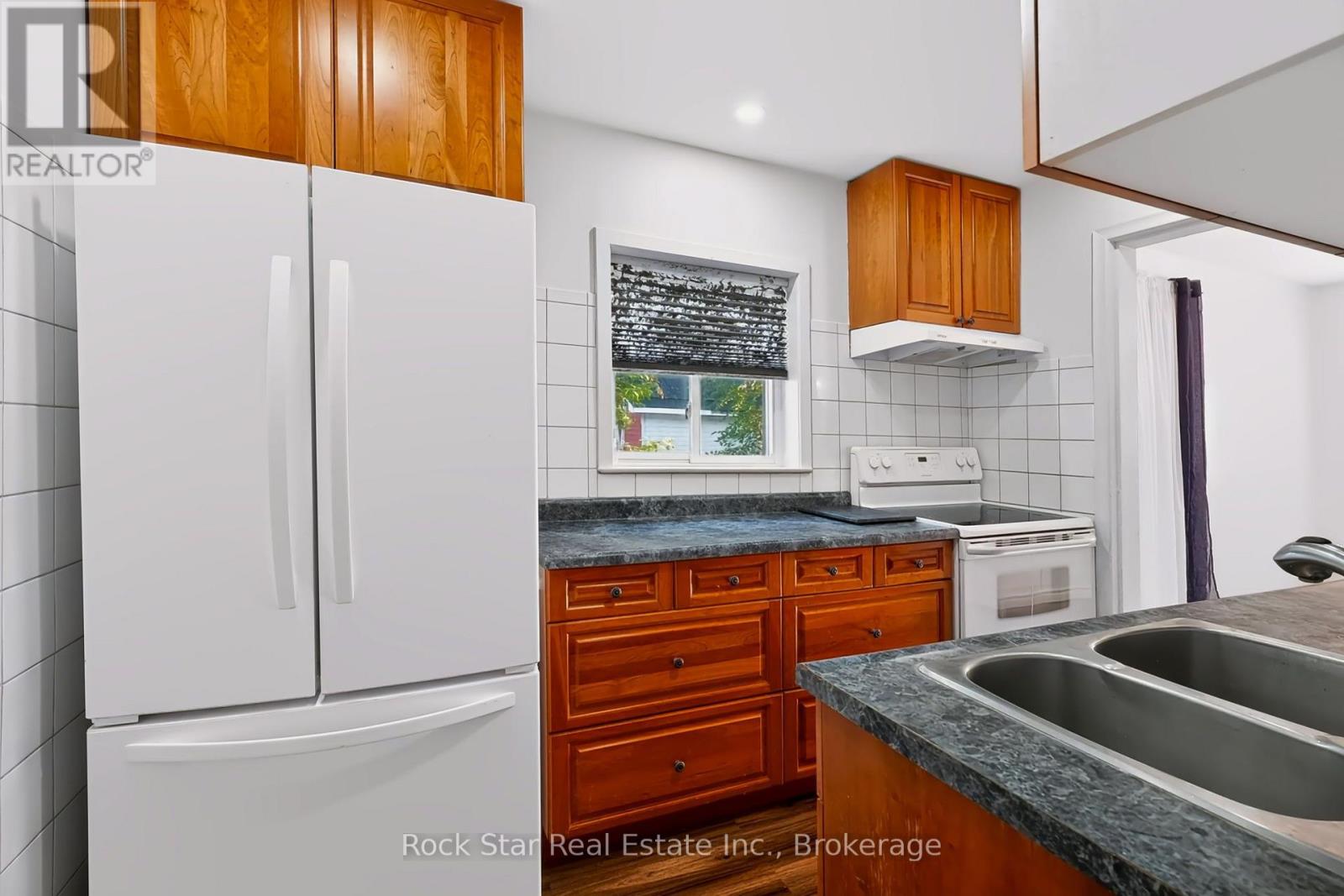 22 RICH AVENUE - 13
