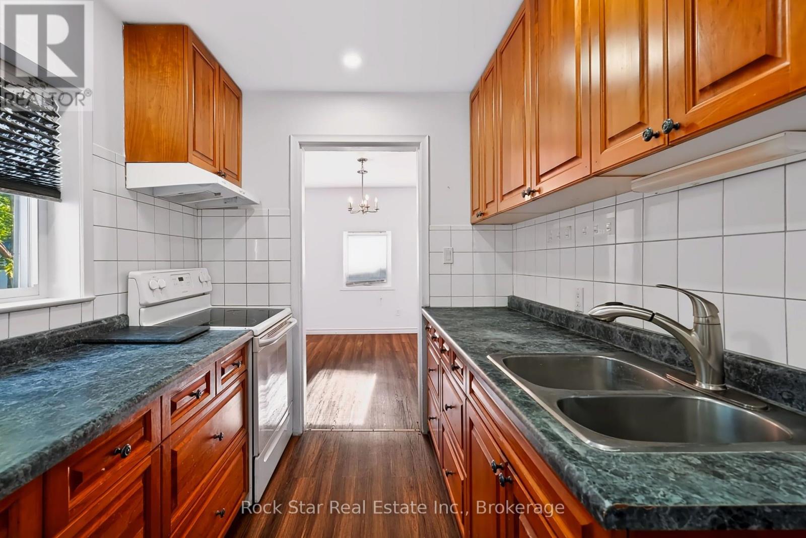 22 RICH AVENUE - 14