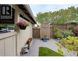 Living room - 11 3981 Nelthorpe St, Saanich, BC V8X3Z2 Photo 9