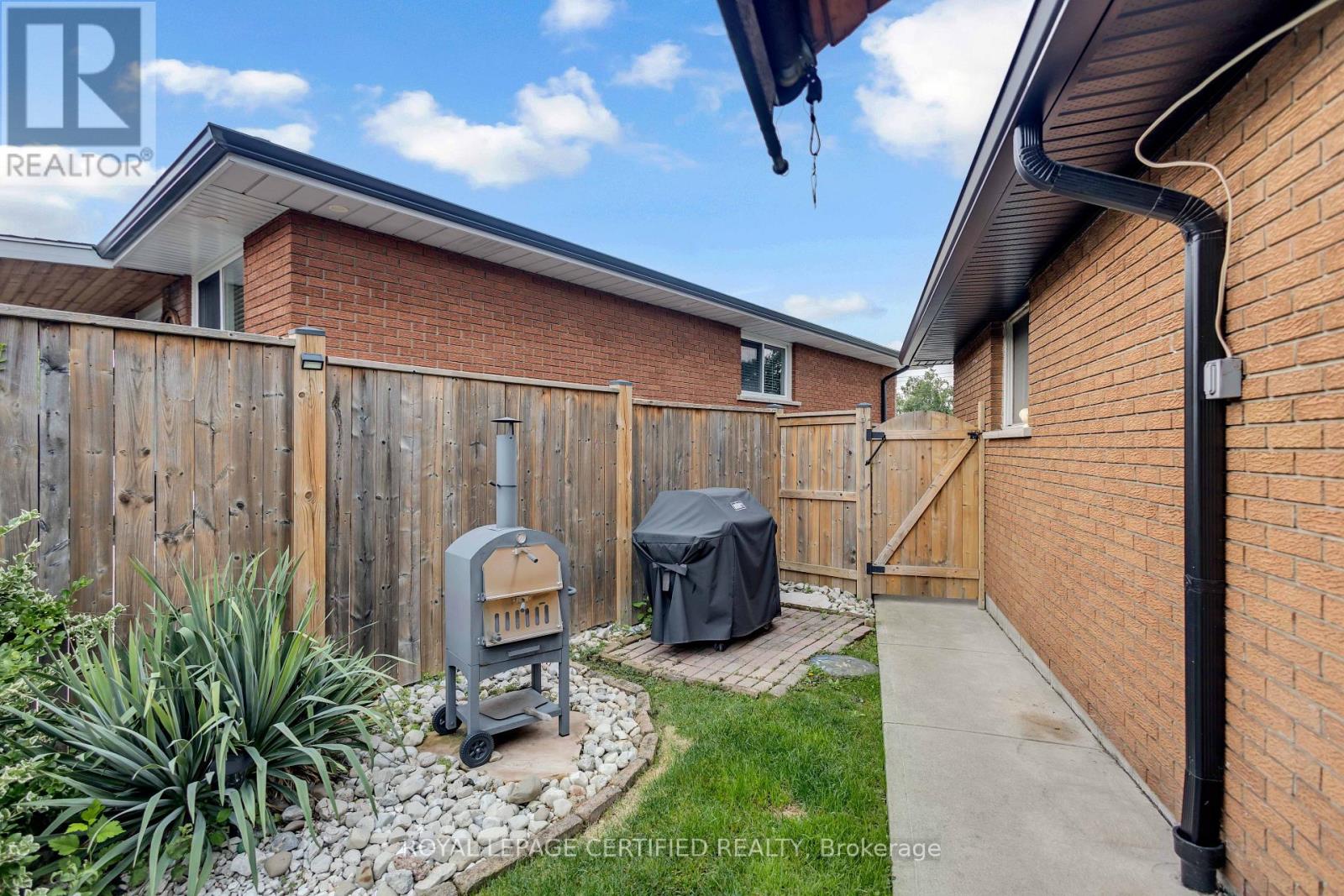 24 NORTHGATE DRIVE - 39
