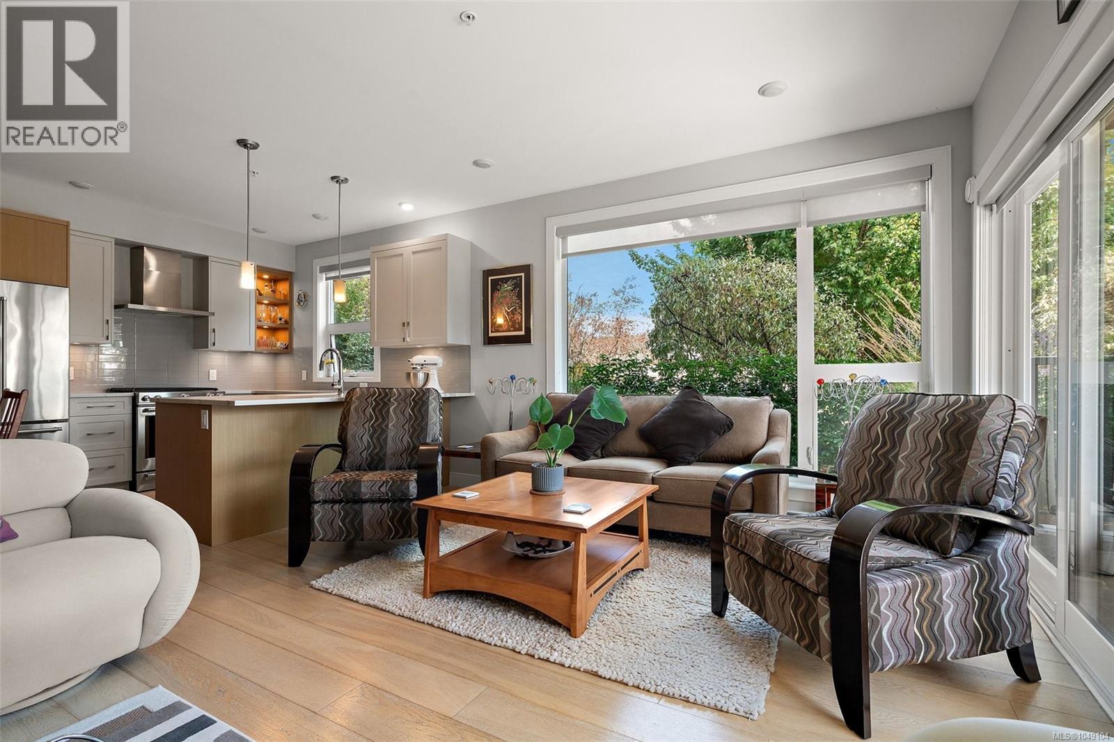 #101 2447 Henry Ave - 13