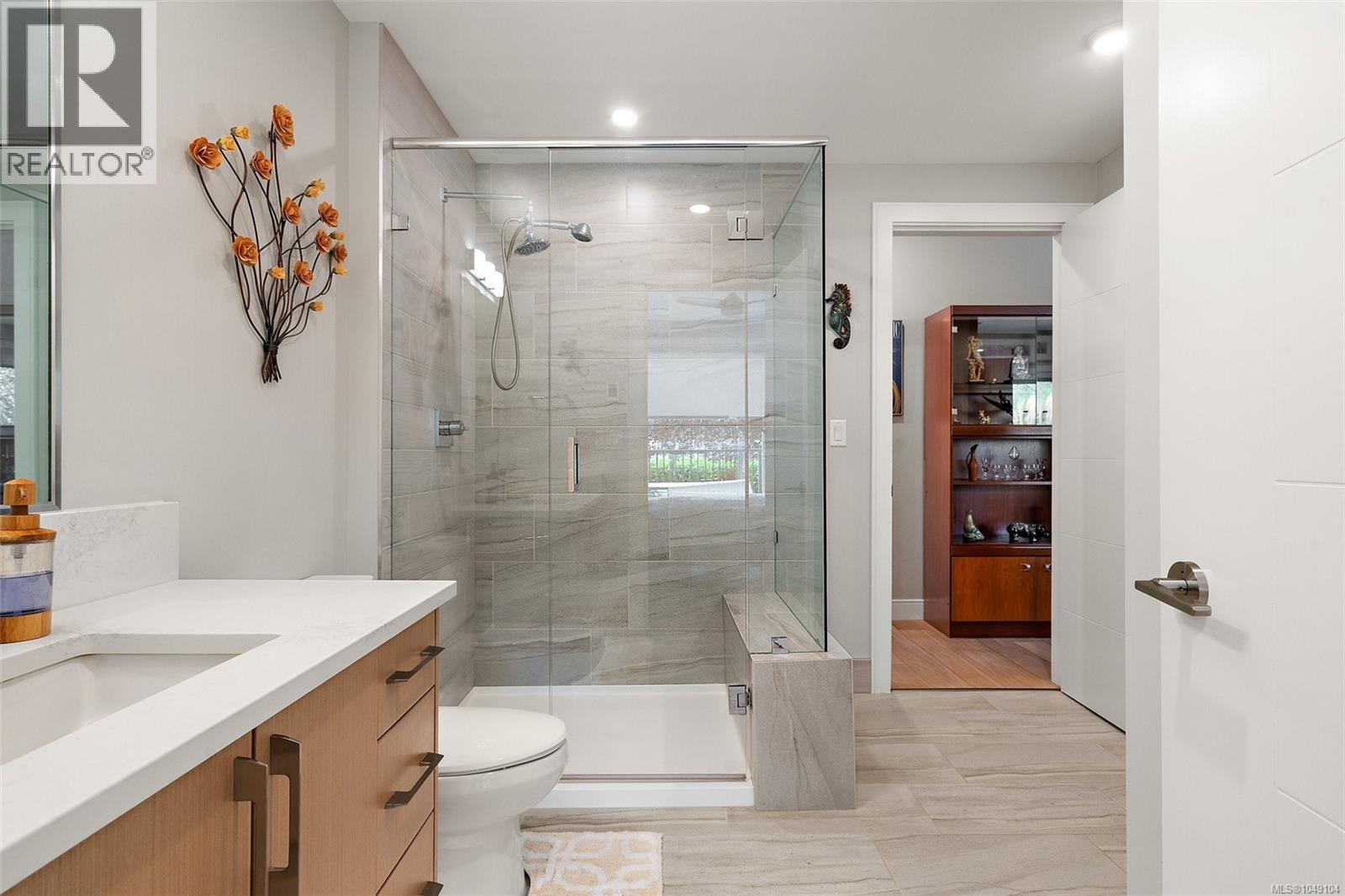 #101 2447 Henry Ave - 17