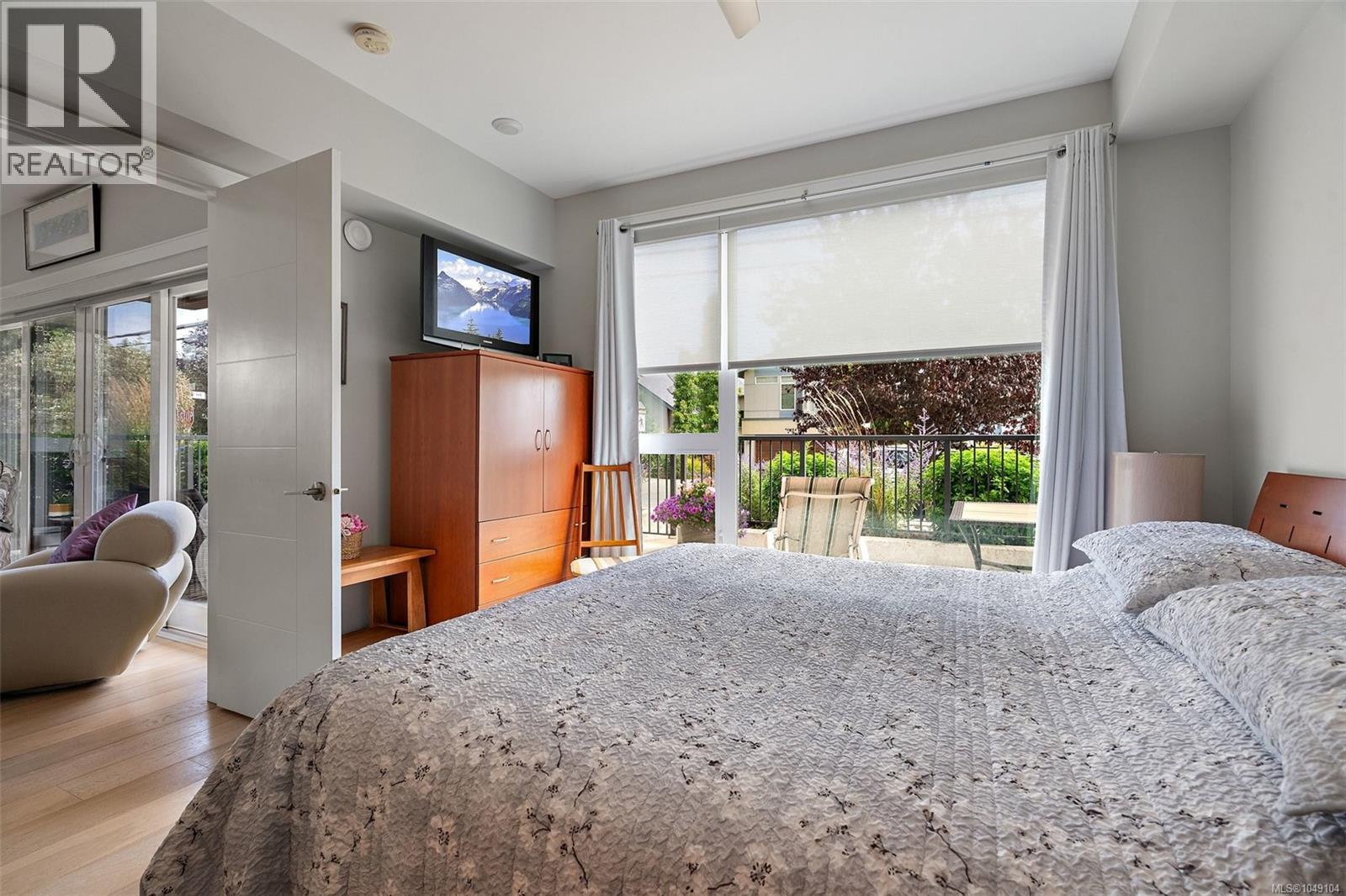 #101 2447 Henry Ave - 20